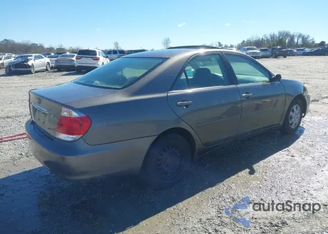 2005 Toyota Camry Le z USA, uszkodzony, nr VIN 4T1BE32K75U981658
